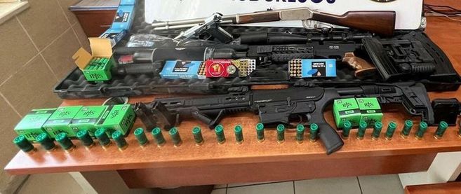 Evinden keskin nişancı tüfeği ve silahlar çıktı