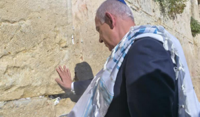 Netanyahu, ABD'nin İran'a saldırılarının ardından Trump için Ağlama Duvarı'nda dua etti