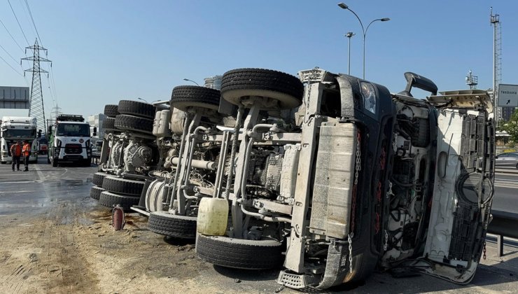 İstanbul'da kontrolden çıkan beton mikseri yola devrildi