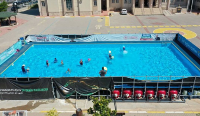 Kırsaldaki çocuklara portatif yüzme havuzu