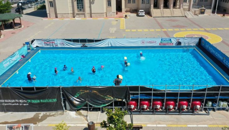 Kırsaldaki çocuklara portatif yüzme havuzu