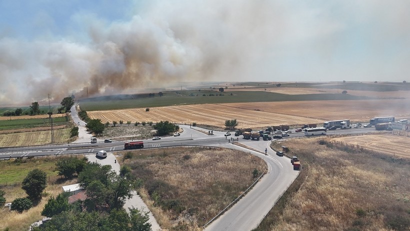 Edirne’de anız yangını: Yol kapandı, zincirleme kaza meydana geldi - Resim : 2