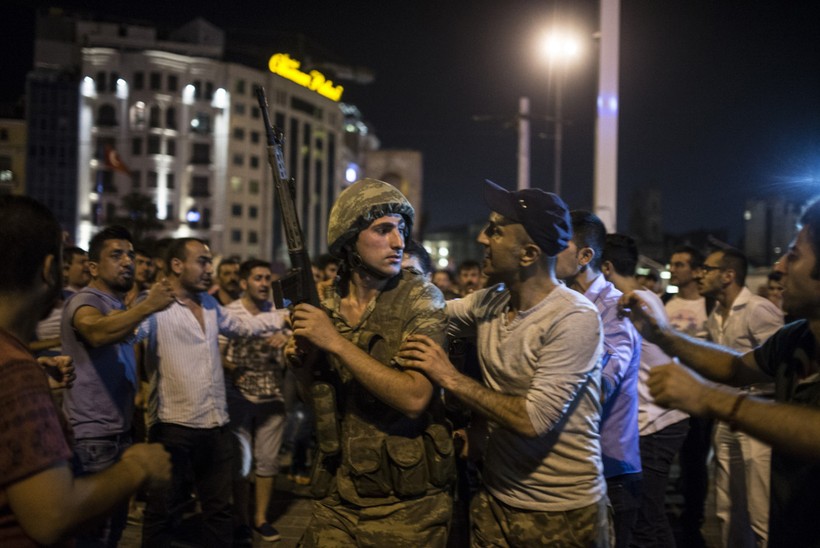 15 Temmuz'un üzerinden 9 yıl geçti! 21 saatte bastırıldı, 253 şehit verildi: Peki o gece neler yaşandı? - Resim : 1