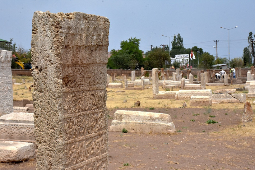700 yıllık sessizlik bozuldu: Selçuklu Mezarlığı’nda yeni mezarlar gün yüzüne çıktı - Resim : 2