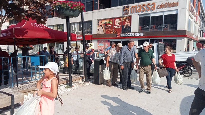 Tarlada 1, markette 10 lira! Belediyeden market fiyatlarına isyan: 50 ton karpuz bedava dağıtıldı - Resim : 1