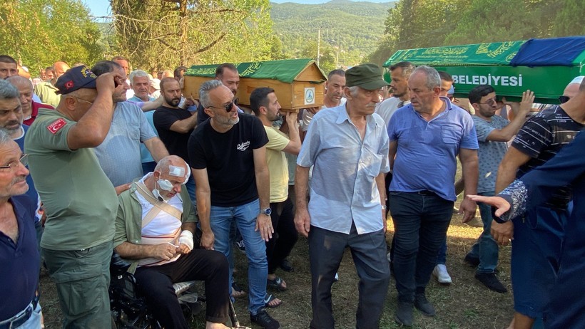 Anne ve 2 kızının ölümüne sebep olan tır sürücüsünün uyuşturucu kullandığı tespit edildi - Resim : 1