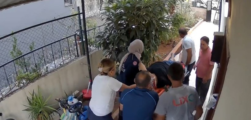 Merdivenden düşen 70 yaşındaki kadının hayatını kargocu kurtardı! - Resim : 1