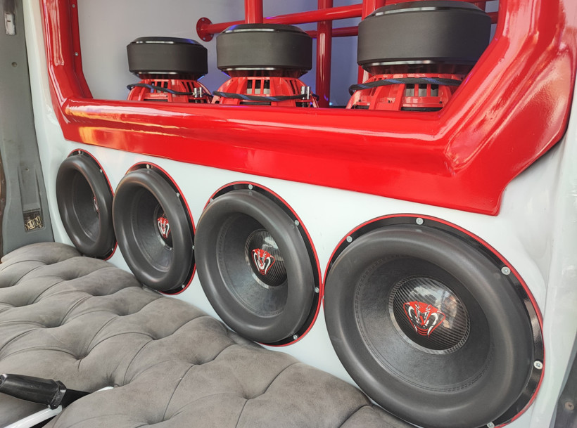 Adana'da 160 desibeli aşan minibüs! Kulakları dans etti, hava yastığı patladı... - Resim : 3