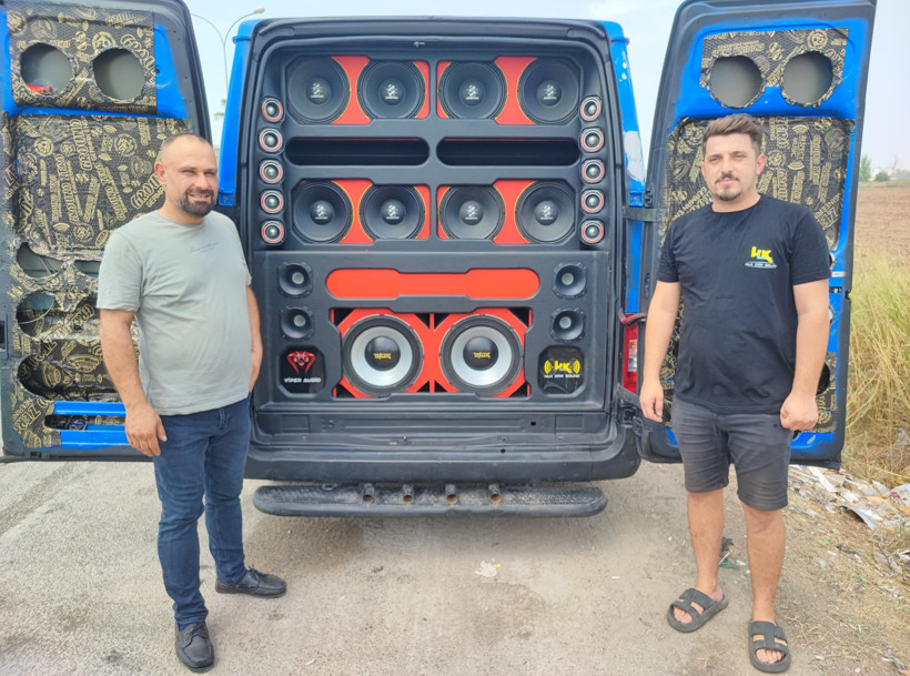 Adana'da 160 desibeli aşan minibüs! Kulakları dans etti, hava yastığı patladı... - Resim : 1