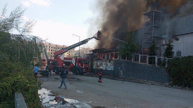 CHP'li Veli Ağbaba'nın iş yerinde yangın paniği - Resim : 1