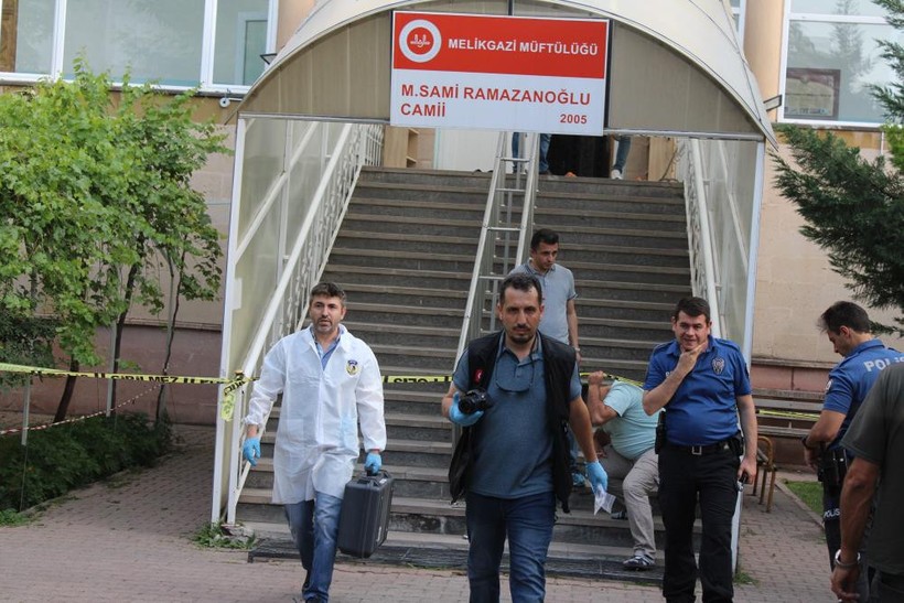Kayseri'de dehşet! Husumetlisini namaz kılarken bıçakladı - Resim : 1