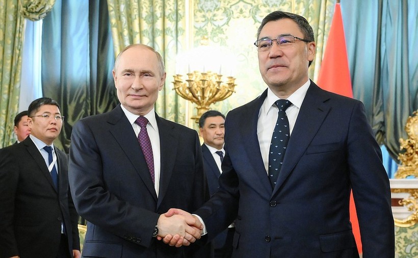 Putin, Kırgızistan Cumhurbaşkanı Caparov ile görüştü - Resim : 1