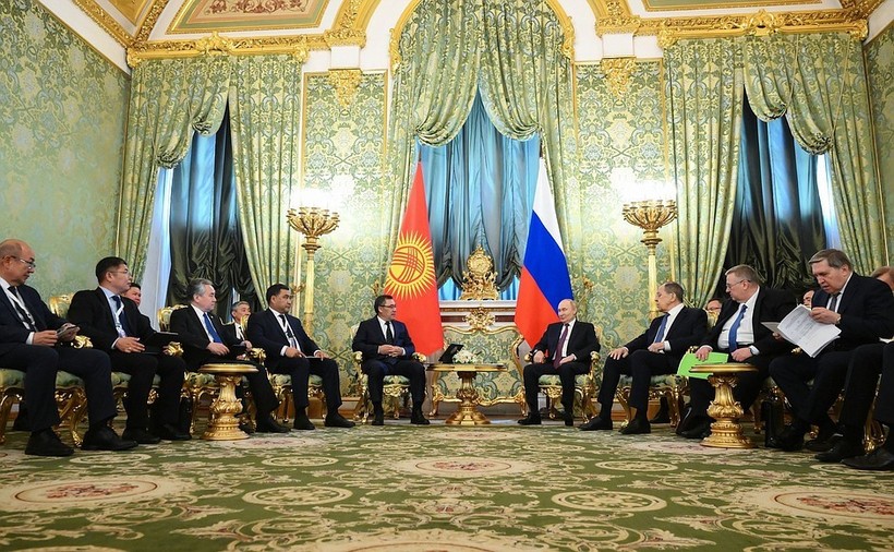 Putin, Kırgızistan Cumhurbaşkanı Caparov ile görüştü - Resim : 2
