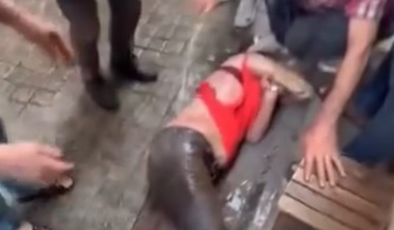 Alev kapanında yaşam savaşı: Talihsiz kadını mahalleli kurtardı