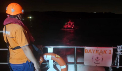 İstanbul açıklarında sürüklenen teknedeki 4 kişi kurtarıldı