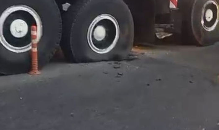 Vinç lastiği bomba gibi patladı!