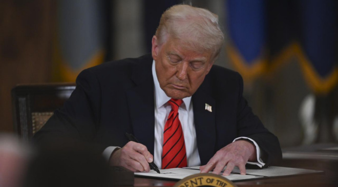 ABD Başkanı Trump'tan yapay zeka şirketlerinin önünü açacak kararnamelere imza