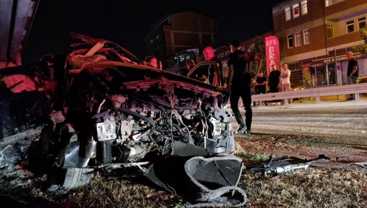 Kocaeli'de feci kaza! Otomobil köprü ayağına çarptı, 2 kişi ağır yaralandı