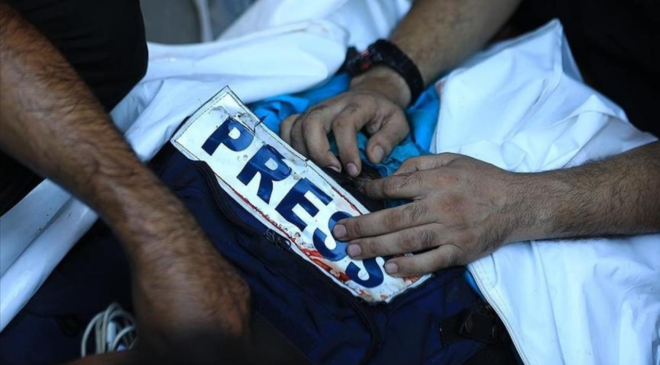 Katil İsrail Gazze'de bir gazeteciyi daha öldürdü