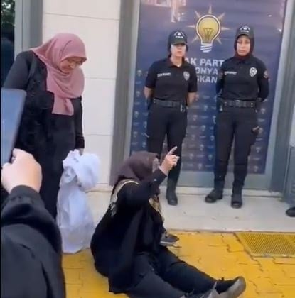 AKP binası önünde ağlayan kadın: 'Terörist miyim?'