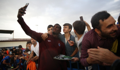 Trabzonsporlu futbolcular yağmurlu havada taraftarıyla buluştu