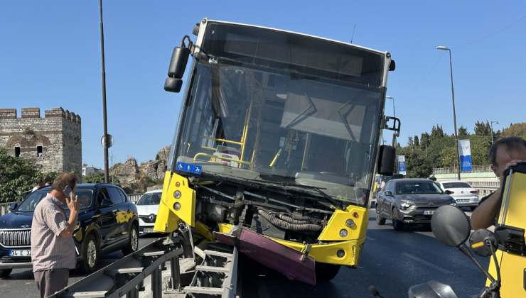 Fatih'te İETT otobüsü çelik bariyerlerde asılı kaldı
