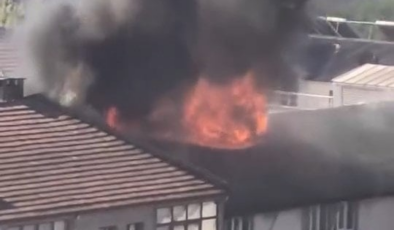 4 katlı binada yangın paniği! 2 kişi mahsur kaldı