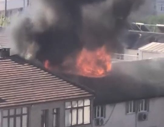 4 katlı binada yangın paniği! 2 kişi mahsur kaldı