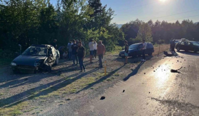 Kastamonu’da iki otomobil çarpıştı: 4 kişi yaralandı
