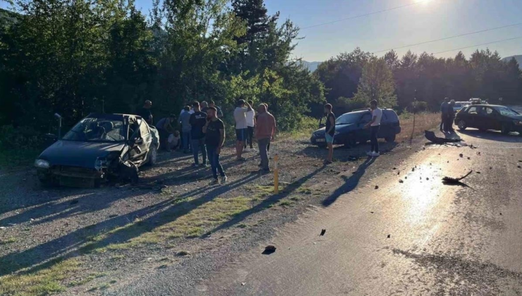 Kastamonu’da iki otomobil çarpıştı: 4 kişi yaralandı