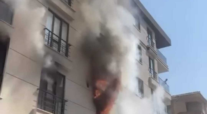 5 katlı binada yangın çıktı 2 kişi pencereden atladı!