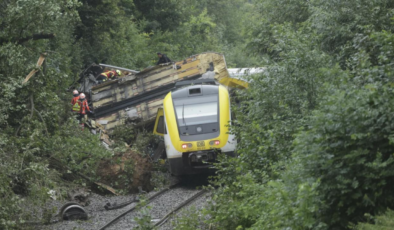 Almanya'da yolcu treni raydan çıktı: 3 ölü