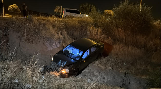 Elazığ’da otomobil şarampole devrildi