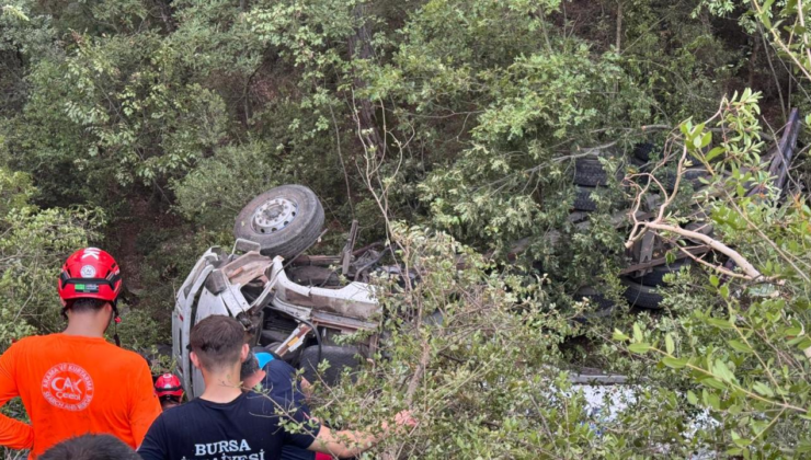 Orman yangını bölgesine su taşıyan tanker devrildi: 3 kişi hayatını kaybetti