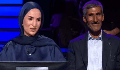 Sınav çıkışı çiçeklerle karşılayan baba, yarışma programında da kızının arkasında durdu