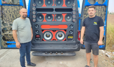 Adana'da 160 desibeli aşan minibüs! Kulakları dans etti, hava yastığı patladı…