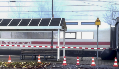 Almanya'da yolcu treni raydan çıktı