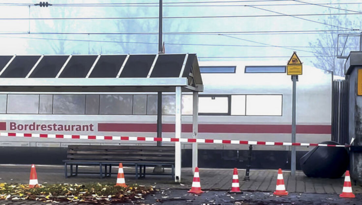 Almanya'da yolcu treni raydan çıktı
