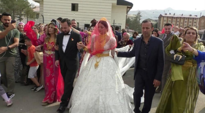 Hakkari'de AKP'li isme 2 gün 2 gece aşiret düğünü! Gelin takıları taşımakta zorlandı