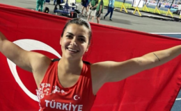 Milli Atlet Esra Türkmen, altın madalya kazandı