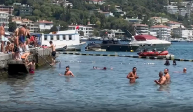 Sıcaktan bunalanlar Boğaz'da yüzerek serinledi