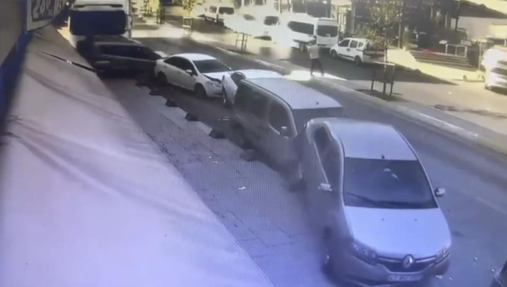 Kaza yapan tırın kayarak 5 araca daha çarptığı anlar kamerada