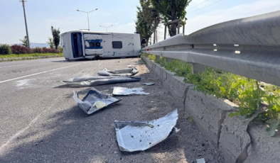 Erzurum'da askeri personel servisi devrildi: 13 yaralı
