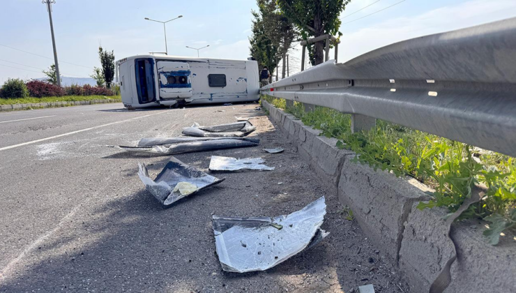 Erzurum'da askeri personel servisi devrildi: 13 yaralı