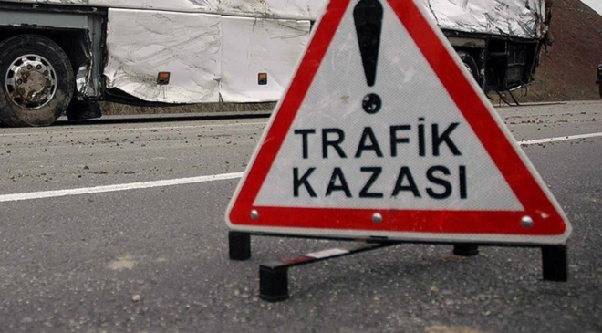 Küçükçekmece'de arızalanan İETT otobüsüne müdahale eden işçilere otomobilin çarpması sonucu 5 kişi yaralandı