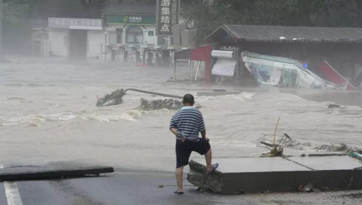 Pekin'deki şiddetli yağmurlarda en az 35 kişi hayatını kaybetti
