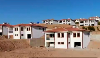 Deprem bölgesinin iki katlı köy evleri tamamlandı