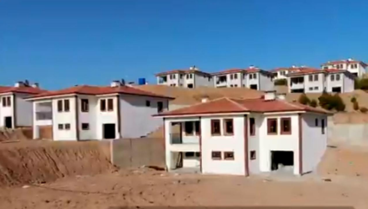 Deprem bölgesinin iki katlı köy evleri tamamlandı