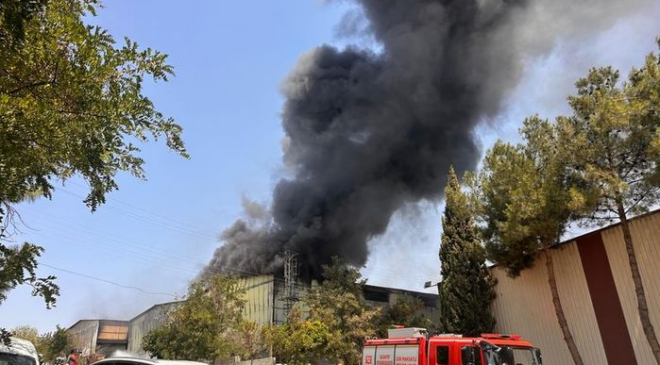 Halı fabrikası alevlere teslim!