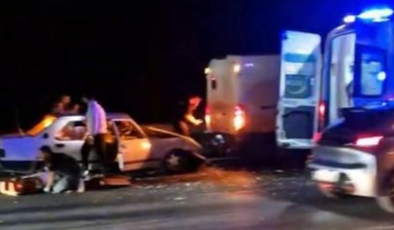Otomobil, İETT yol bakım aracına çarptı: 5 yaralı